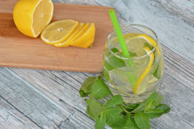 Nane ve limon ile ahşap bir masa üzerinde yaz içki