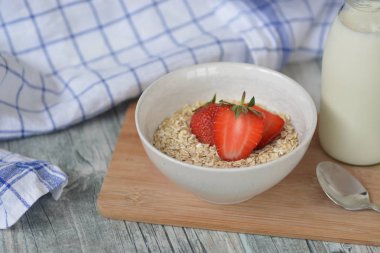 Sabahları sağlıklı bir kahvaltı olarak bir kase çilek ile yulaf ezmesi 