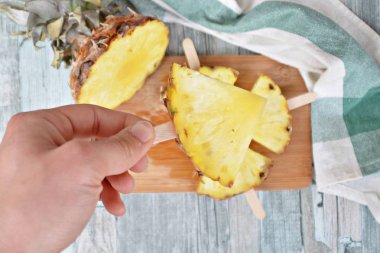 ananas - Taze ananas yapılmış popsicle  
