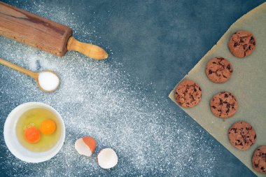 Mutfak tahtasında kurabiye pişirme 