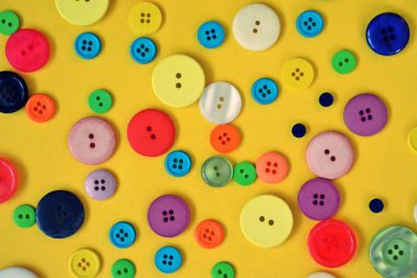 Bir renkli arka plan önünde farklı renk ve tasarımlar düğmeleri büyük bir set 