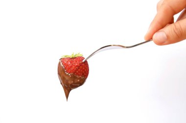 Taze çilek, bir çatal ucunda sıkışmış, sıvı çikolata daldırma-yakın yukarı ve izole