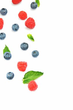 Bir metin eklemek için boş bir alan ile beyaz bir arka plan üzerinde nane yaprakları ile yaban mersini ve ahududu 