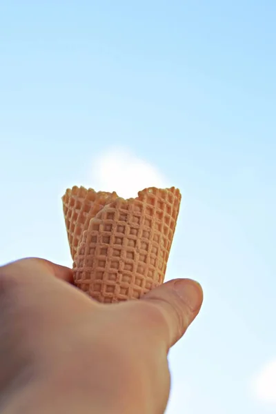 Imagem Cortada Homem Segurando Cone Sorvete Frente Nuvem — Fotografia de Stock