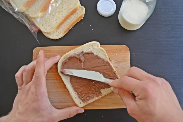 Schokocreme Auf Toast Zum Frühstück — Stockfoto