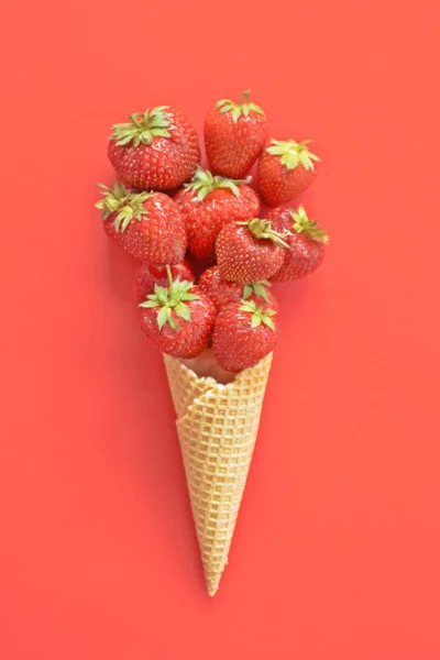 Cono Helado Con Fresas Sobre Fondo Color —  Fotos de Stock