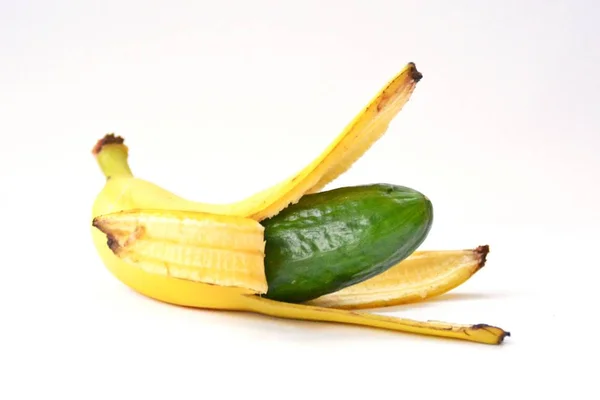 Pepino Casca Uma Banana — Fotografia de Stock