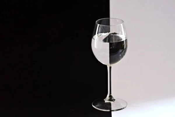 Das Einem Weinglas Enthaltene Wasser Durchbricht Den Schwarz Weißen Hintergrund — Stockfoto
