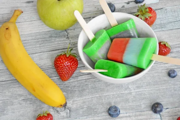 Homemade Popsicle Strawberries Blueberries Apple Banana Wooden Background Perfect Summer — Stock Photo, Image