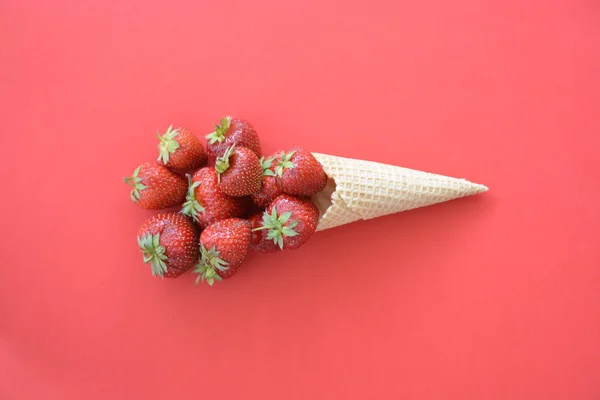 Cone Sorvete Com Morangos Fundo Colorido — Fotografia de Stock