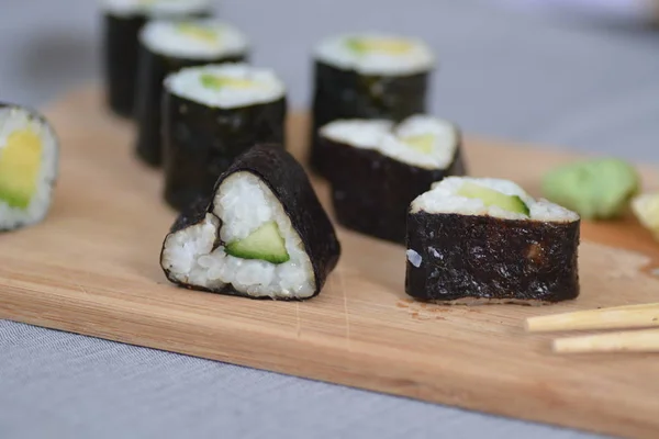 寿司は Lovin のための記号としてハート型のきゅうり寿司 — ストック写真