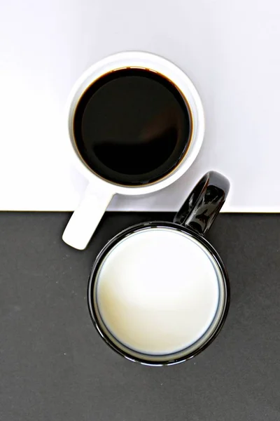 Dos Tazas Delante Fondo Medio Negro Medio Blanco Una Taza — Foto de Stock