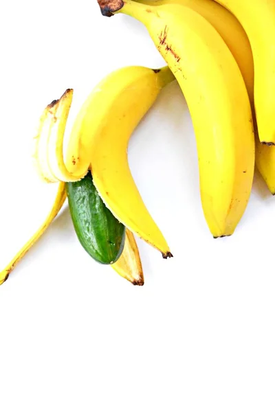 香蕉皮中的黄瓜 — 图库照片