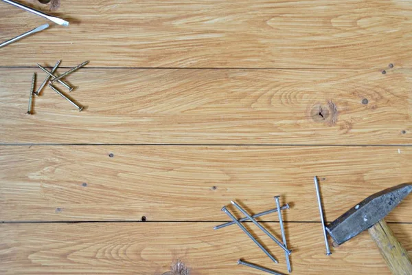 Banco Lavoro Con Martello Chiodo Legno Altri Strumenti Disposti Una — Foto Stock