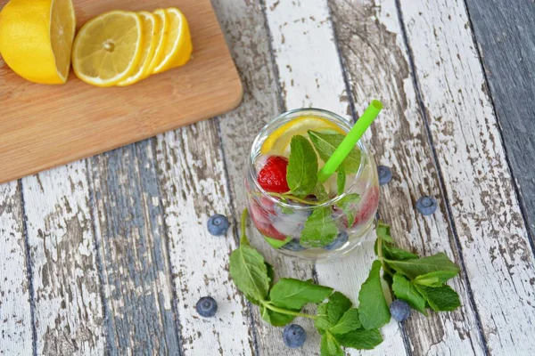 Frisches Sommergetränk Aus Minze Himbeere Zitrusfrüchten Und Blaubeere — Stockfoto