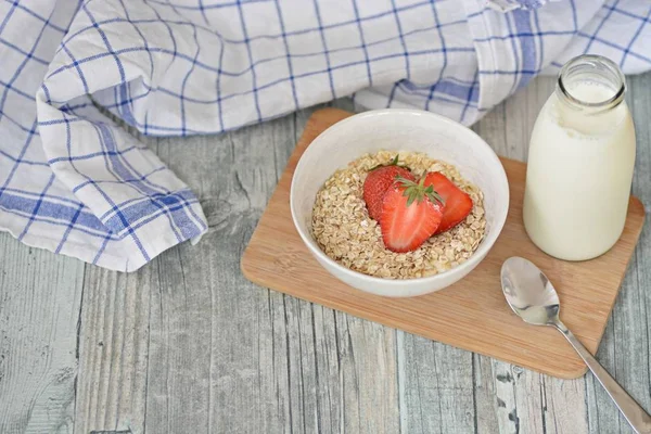 Harina Avena Con Fresas Tazón Como Desayuno Saludable Por Mañana — Foto de Stock