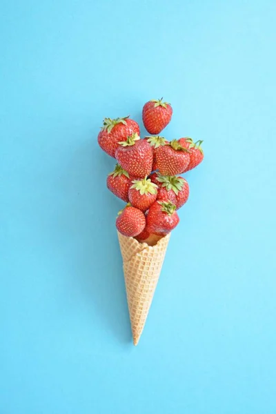 Ice Cream Cone Strawberries Colored Background — Stock Photo, Image