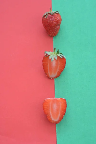 Morango Close Dois Fundos Coloridos Frutas Verão — Fotografia de Stock