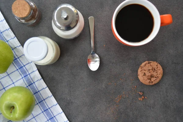 Café Uma Xícara Laranja Uma Mesa Com Maçãs Leite Açúcar — Fotografia de Stock