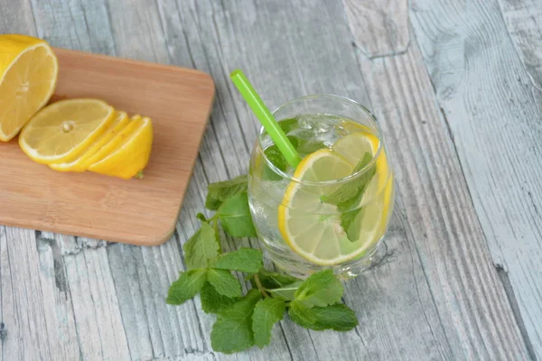 Bebida Verano Una Mesa Madera Con Menta Cítricos — Foto de Stock