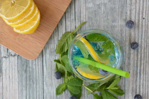 Sommerdrink Mit Minze Zitrusfrüchten Und Blaubeeren Auf Einem Holztisch — Stockfoto