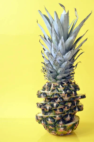 Plátky Ananasu Tvoří Celý Ananas Před Pevným Pozadím Prostorem Pro — Stock fotografie