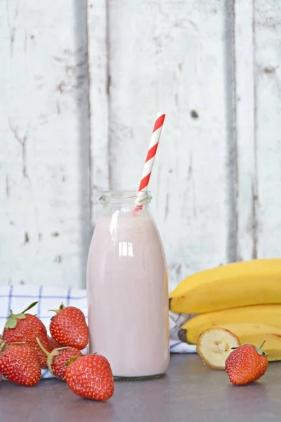 Batido Leite Caseiro Com Morangos Bananas Como Refresco Perfeito Verão — Fotografia de Stock