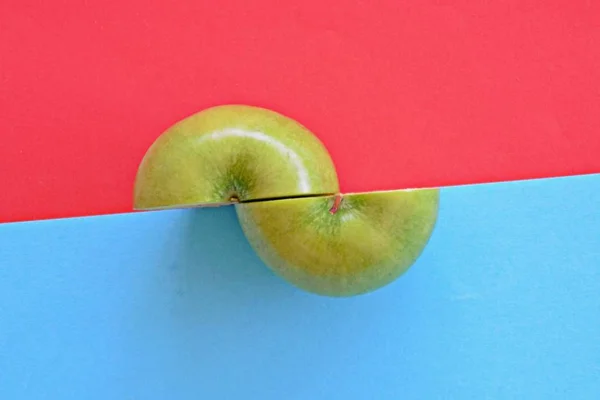 Deux Moitiés Pomme Sur Deux Fonds Couleurs Différentes — Photo