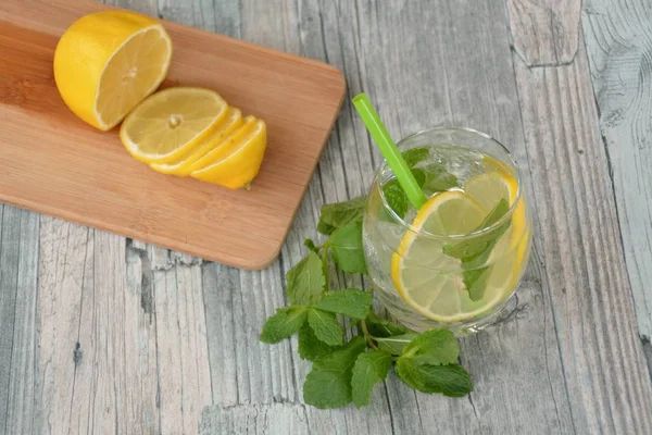 Nyári Ital Egy Fából Készült Asztal Menta Citrus — Stock Fotó