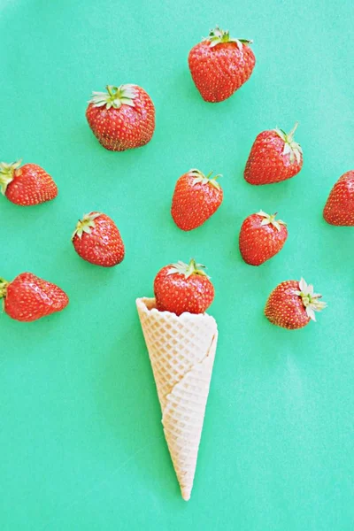 Ice Cream Cone Strawberries Colored Background — Stock Photo, Image