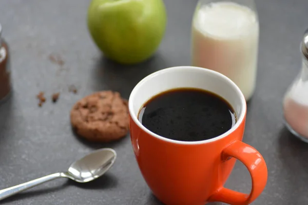 Café Uma Xícara Laranja Uma Mesa Com Maçãs Leite Açúcar — Fotografia de Stock