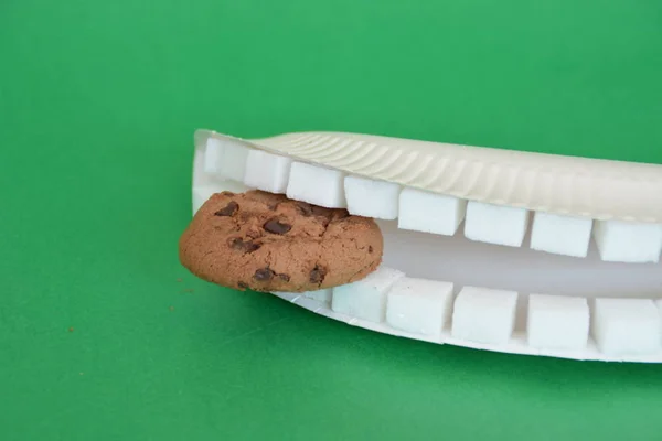 Tanden Gemaakt Van Suiker Blokjes Die Bijten Een Koekje Voor — Stockfoto