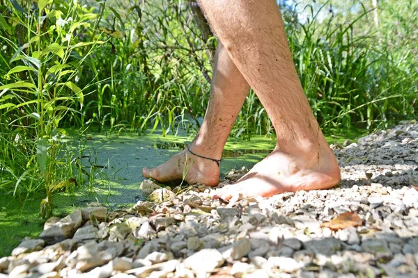 Primer Plano Los Pies Hombre Está Corriendo Verano Través Pequeño — Foto de Stock