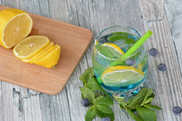 Sommerdrink Mit Minze Zitrusfrüchten Und Blaubeeren Auf Einem Holztisch — Stockfoto