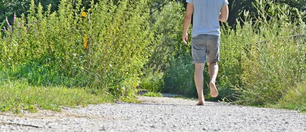 Primer Plano Los Pies Camina Través Camino Guijarros Bosque Relaja — Foto de Stock