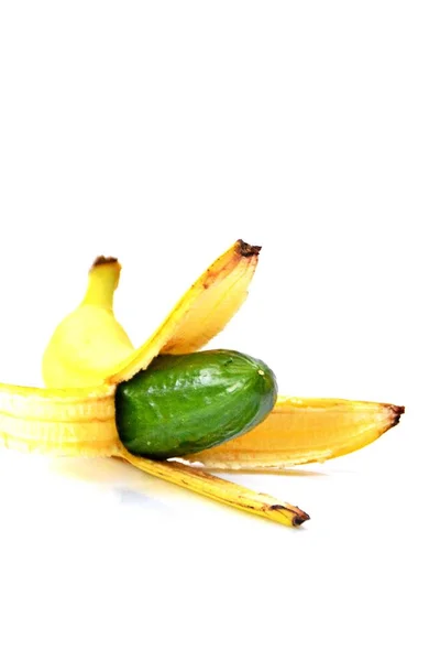 Eine Gurke Der Schale Einer Banane — Stockfoto