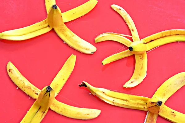 Cascas Banana Frente Fundo Colorido — Fotografia de Stock