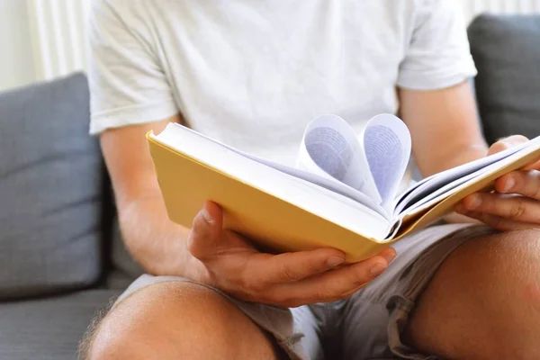 Close Bir Kalp Şeklinde Birkaç Sayfa Ile Bir Kitapta Adam — Stok fotoğraf