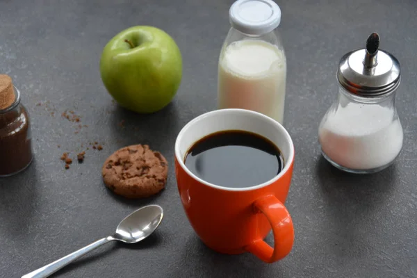 Café Una Taza Naranja Sobre Una Mesa Con Manzanas Leche — Foto de Stock