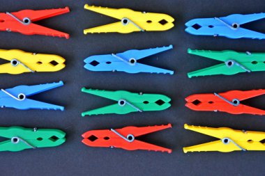 renkli arka planda farklı renkli clothespins 