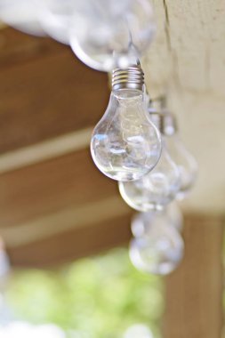 Ampuller bir zincir yaz aylarında dışında ahşap bir kiriş üzerinde asılı 