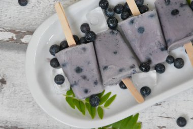 yaban mersini ve sütten yapılmış ev yapımı buzlu şekerler