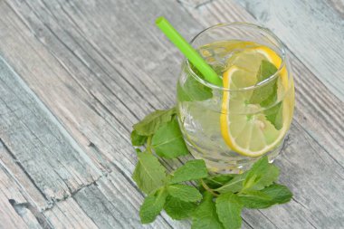 Nane ve limon ile ahşap bir masa üzerinde yaz içki