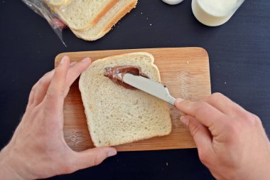 Kahvaltı için bir tost üzerine yaymak Çikolata krem