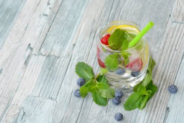 Nane, ahududu, narenciye ve yaban mersini yapılmış taze yaz içeceği 