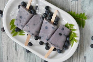 yaban mersini ve sütten yapılmış ev yapımı buzlu şekerler