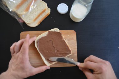 Kahvaltı için bir tost üzerine yaymak Çikolata krem