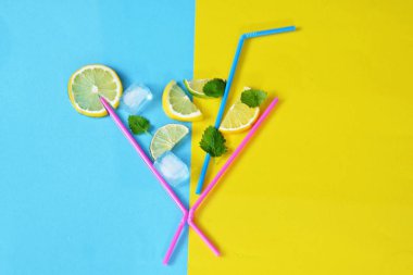 Yaz içkisi konsepti - Pipetler limon, limon, nane ve buz renkli bir arka plan üzerinde yüzen cam makyaj - metin için alan ile yazlık bir ferahlık Soyut illüstrasyon 