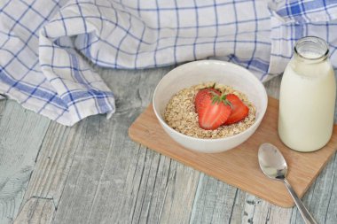 Sabahları sağlıklı bir kahvaltı olarak bir kase çilek ile yulaf ezmesi 