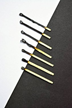 Kontrastlı kavram-farklı kapsamlar yanmış maçlar beyaz ve siyah bir arka plan arasında yalan, ışık karanlık bir ilerleme ile sonuçlanan